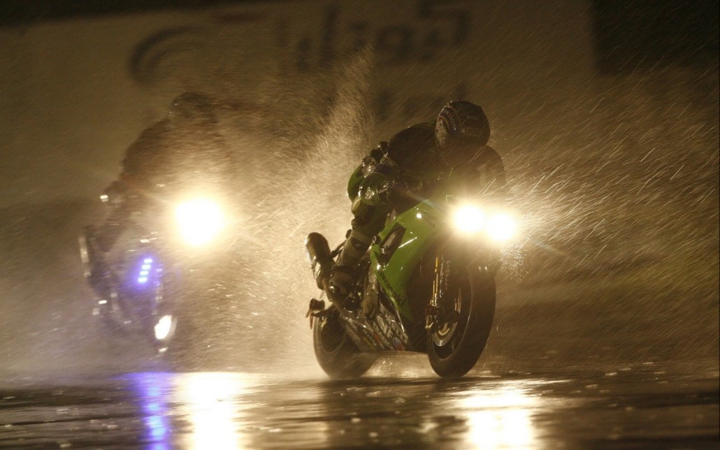 equiparse para conducir moto con lluvia y niebla? | Motospaco